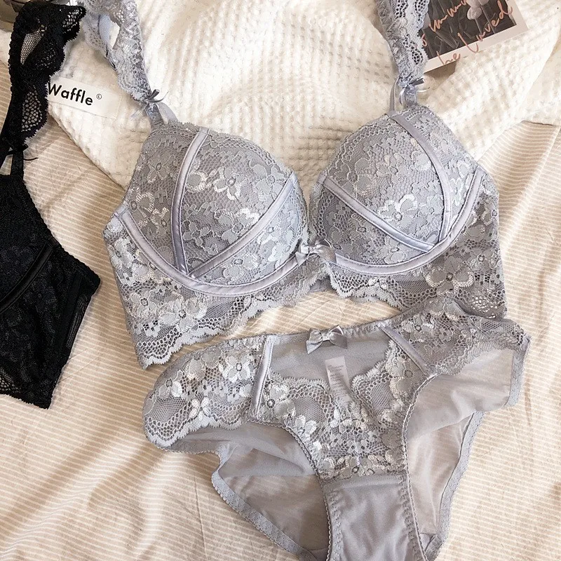 Sexy women's wear, French lace embroidered bra set, cordless underwear, classic black bandages, thick cups, Winter underwear,