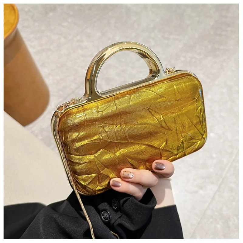 حقيبة يد نسائية عصرية بنمط زجاجي لعام 2025 حقيبة كتف مربعة الشكل حقيبة كروس من مادة PVC حقيبة مأدبة لامعة