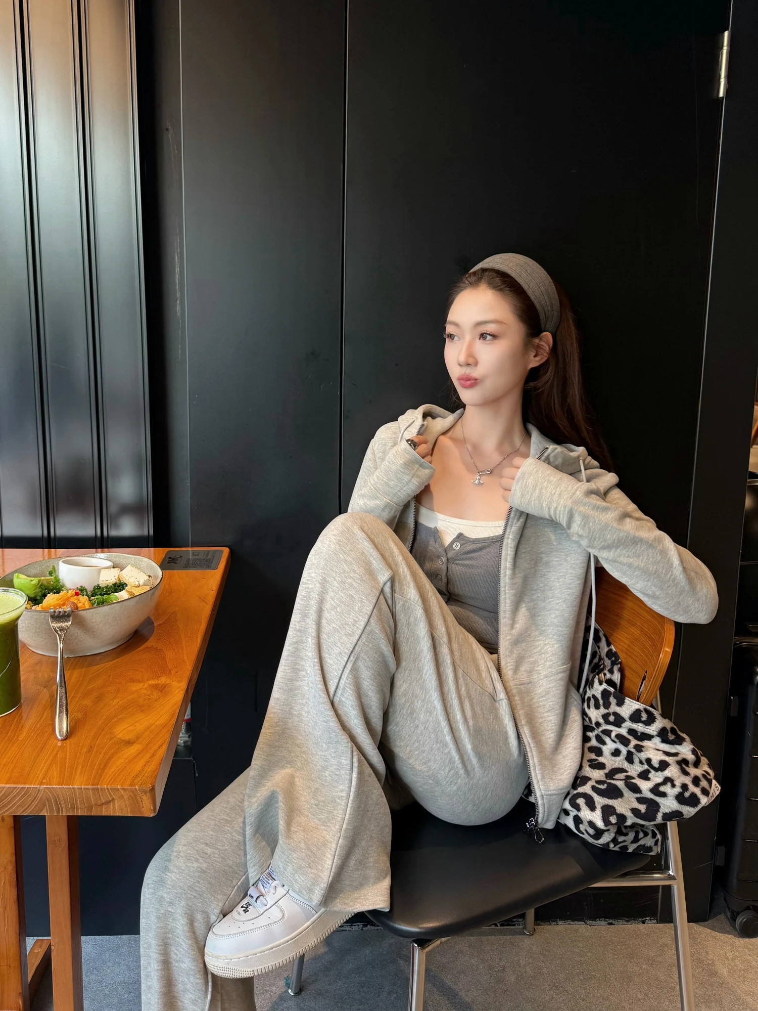 

Комплект Cao Daman: Шелково-шерстяной комфортный повседневный костюм из двух предметов – свободный свитшот с эффектом похудения и широкие брюки, худи на молнии с длинными рукавами