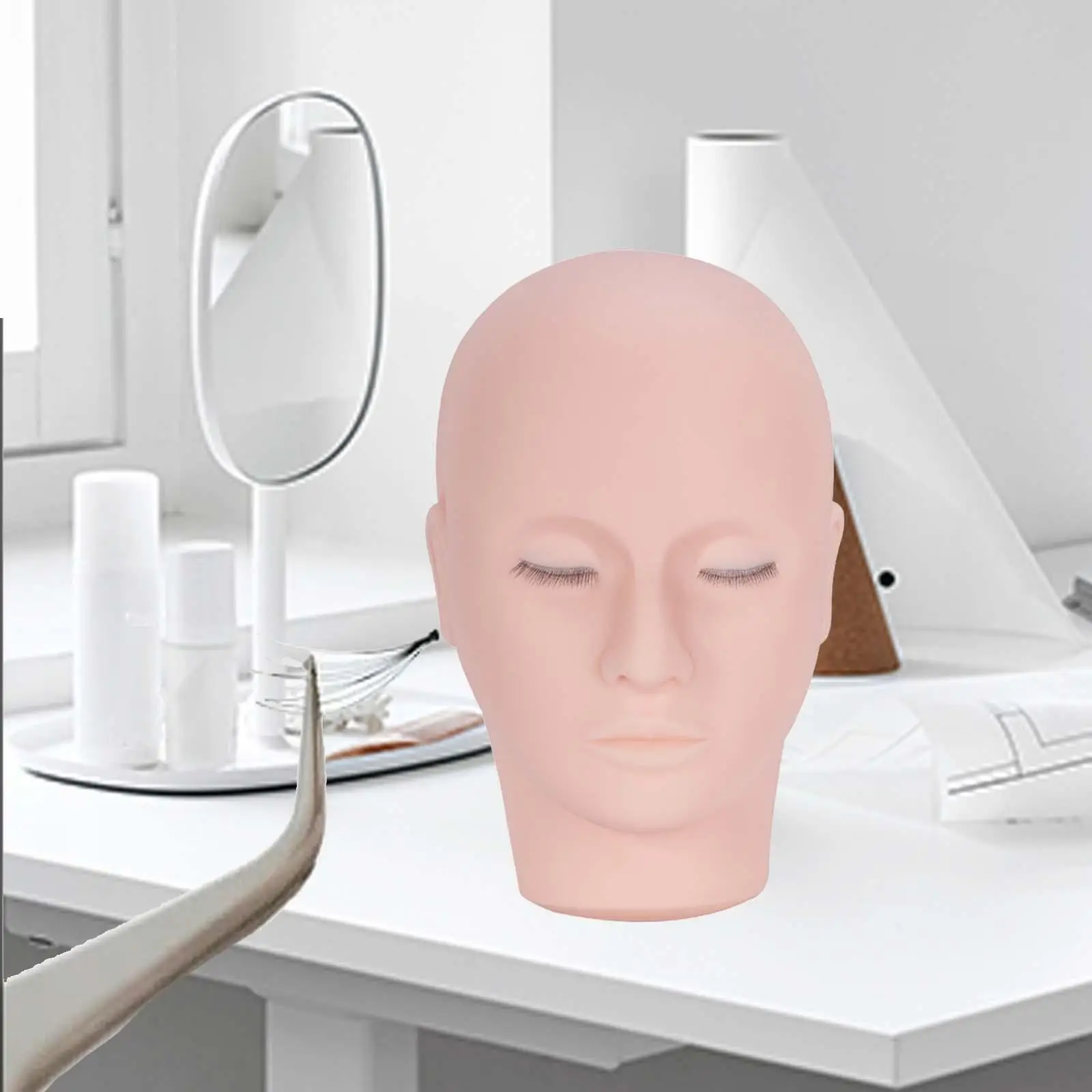 まつ毛エクステンションの練習用として最適な、3層のまつ毛が付いた美容用マネキンヘッド。お手入れが簡単で、ゴム製。