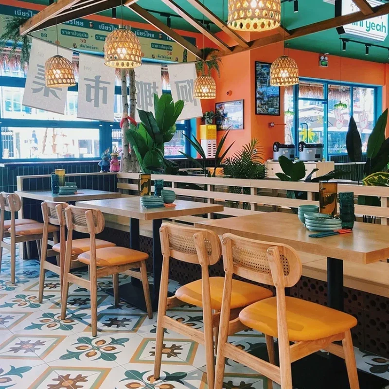 Kombination aus Tisch und Stuhl im thailändischen Stil, einfaches Restaurant, Nudelgeschäft, Snack-Shop, Massivholz-Rattan-geflochtene Stühle