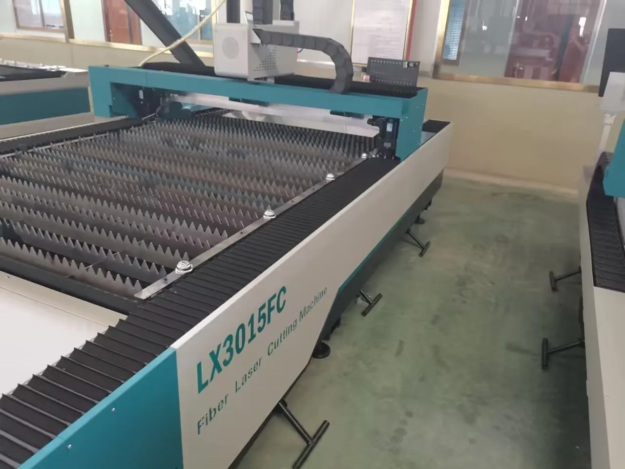 LX3015 Low Cost Fiber Laser Metal Cutting Machine 1500w 3000w 4000 Watt Laser Cutter For Sale