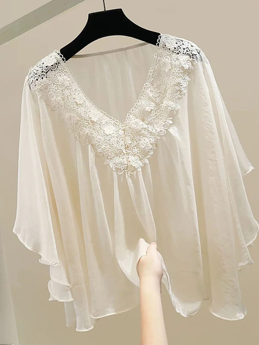 

Fashionable Sweet Style Heavy Embroidery Lace Splicing V-Neck Thin Shirt Women's Hook Flower Hollow out Semi-Transparent Top