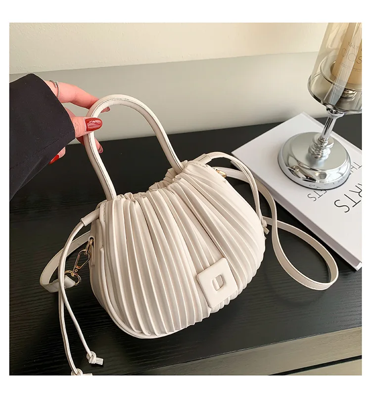 Retro Pleated Ladies Shoulder Bag Fashion Drawstring Girl Crossbody Korean Ladies Handbag Bucket Bag Metal Decoration PU Materia