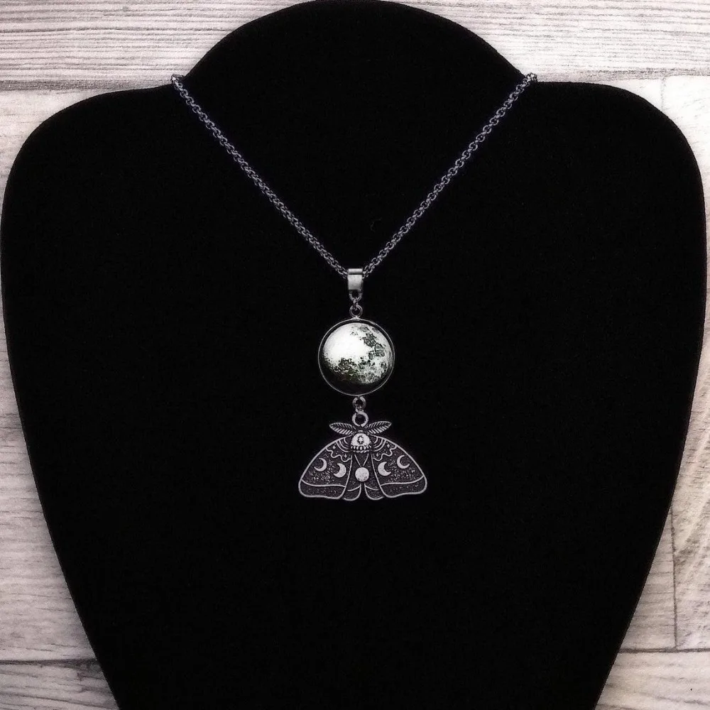Victoria Renaissance Silver Color Death Moth Moon Phase Pendant Necklace for Women Halloween Heathen Mysterious Witch Jewelry