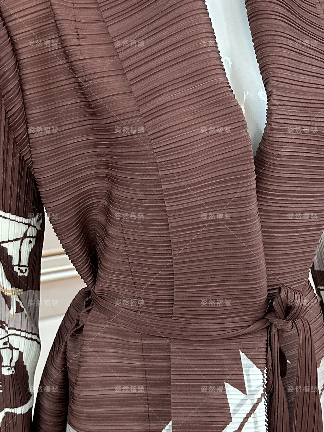 Elegante braune plissierte Abaya mit Pferdedruck – langer islamischer Kaftan für Frauen, bescheidene Mode-Robe, perfekte lässige formelle Anlässe