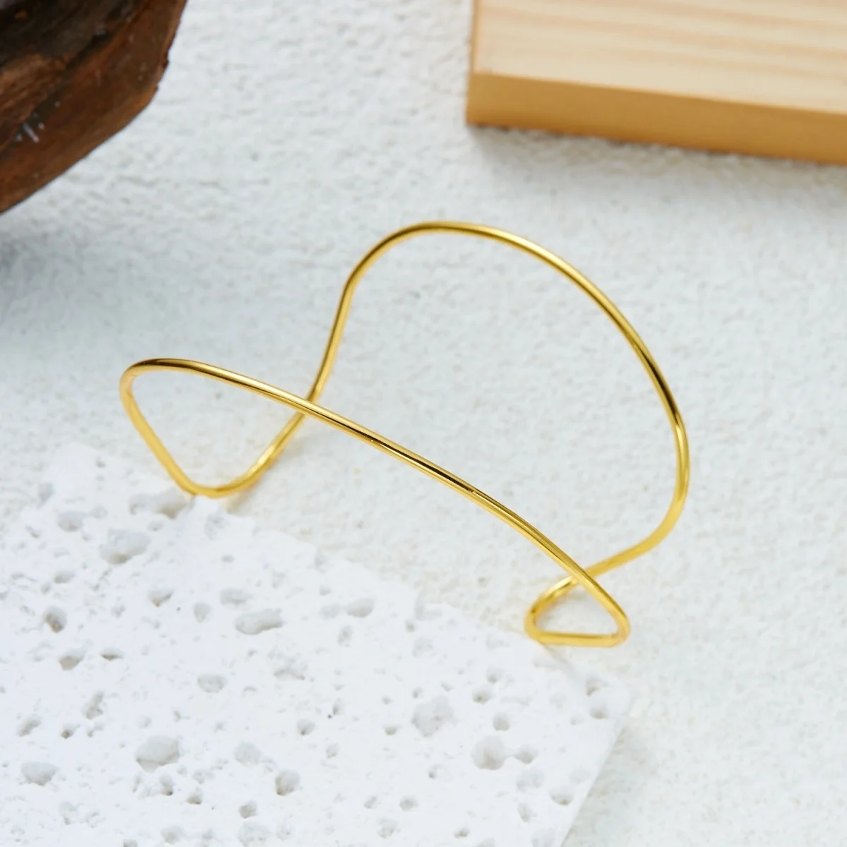 Einfache Edelstahl-Metall-Armreifen für Damen und Herren im Nischen-Stil mit geometrischen Spiralstreifen, offener Armreif-Schmuck. – Detail 22