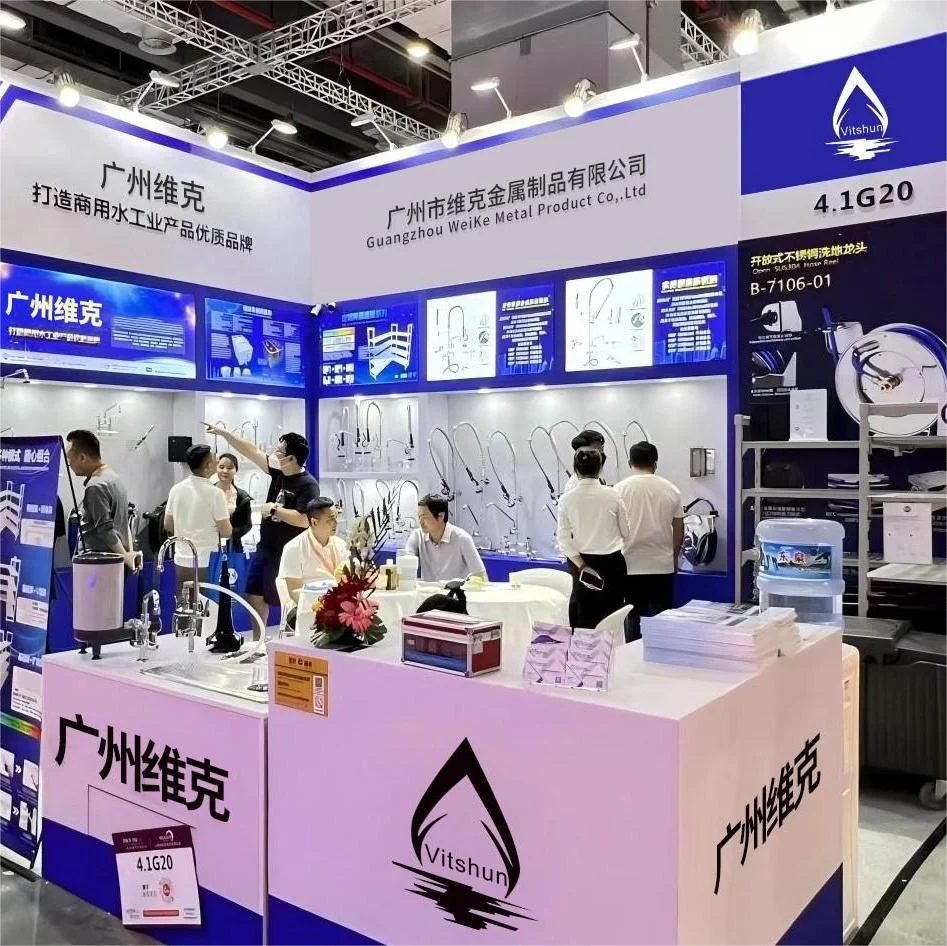 Contemporary Dual Temperature Chrome Kitchen Faucet 360 Degree Rotation Spring Pull Sprayer Brass Kitchen Sink Faucet