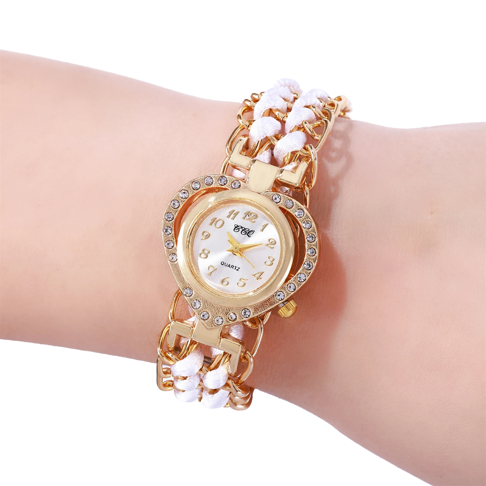 Nouveau cadran numérique en forme de cœur incrusté de diamants pour loisirs et à la mode pour le commerce extérieur, montre-bracelet en boucle pour femmes, long ro