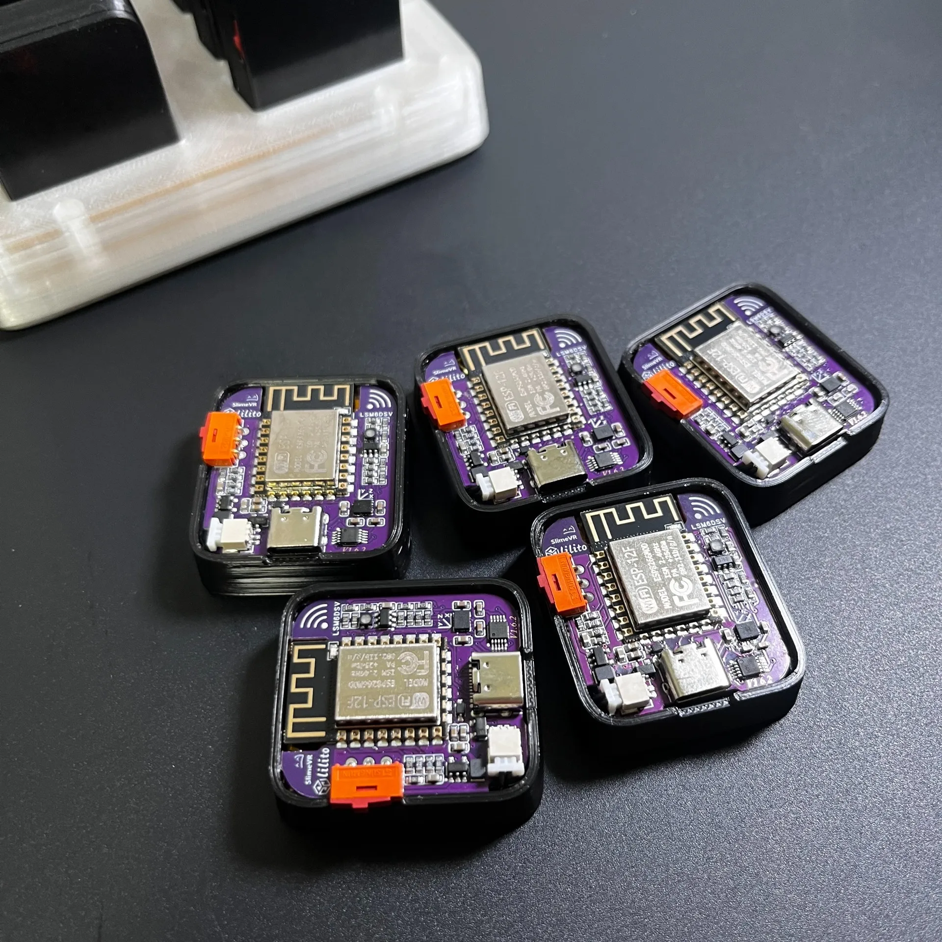 مجموعة أدوات تعقب الجسم بالكامل من SlimeVR - 6 أجهزة تعقب مع LSM6DSR وESP8266 لالتقاط الواقع الافتراضي/الحركة، جاهزة للاستخدام، لا تحتاج إلى محطة أساسية