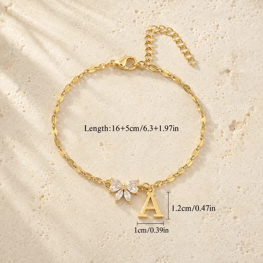 Initial-Charm-Armbänder mit vergoldeten Buchstaben für Damen und Herren mit Schmetterling-Zirkonia und zierlicher Kette – Schmuckkollektion – Detail 3