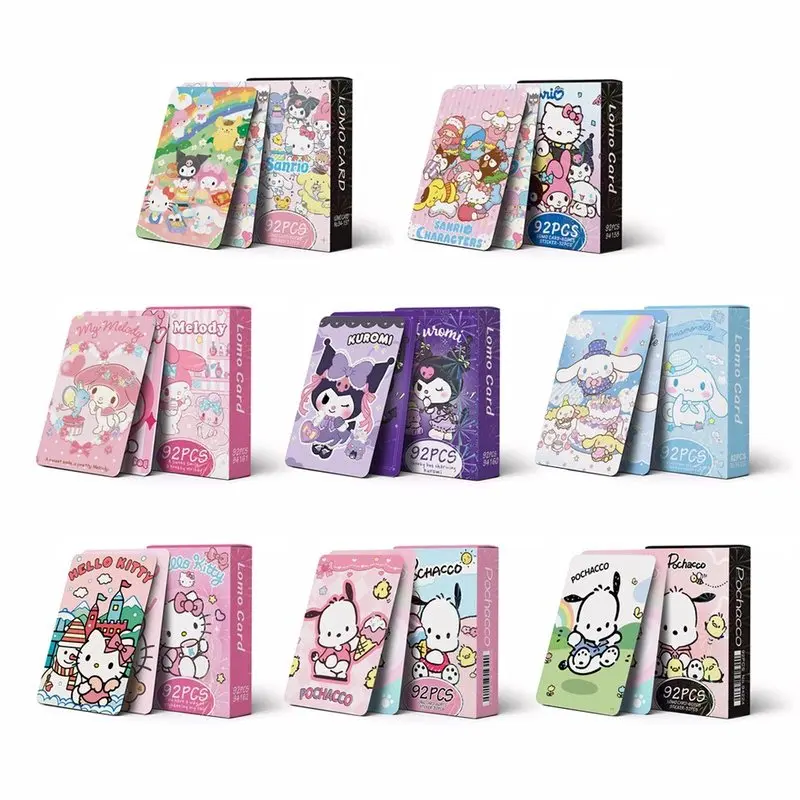 

92 карточки Sanrio с лазерным эффектом, включая коллекционные фигурки персонажей мультфильмов и аниме: Куроми, Мелоди, Почакко и Гудетама.