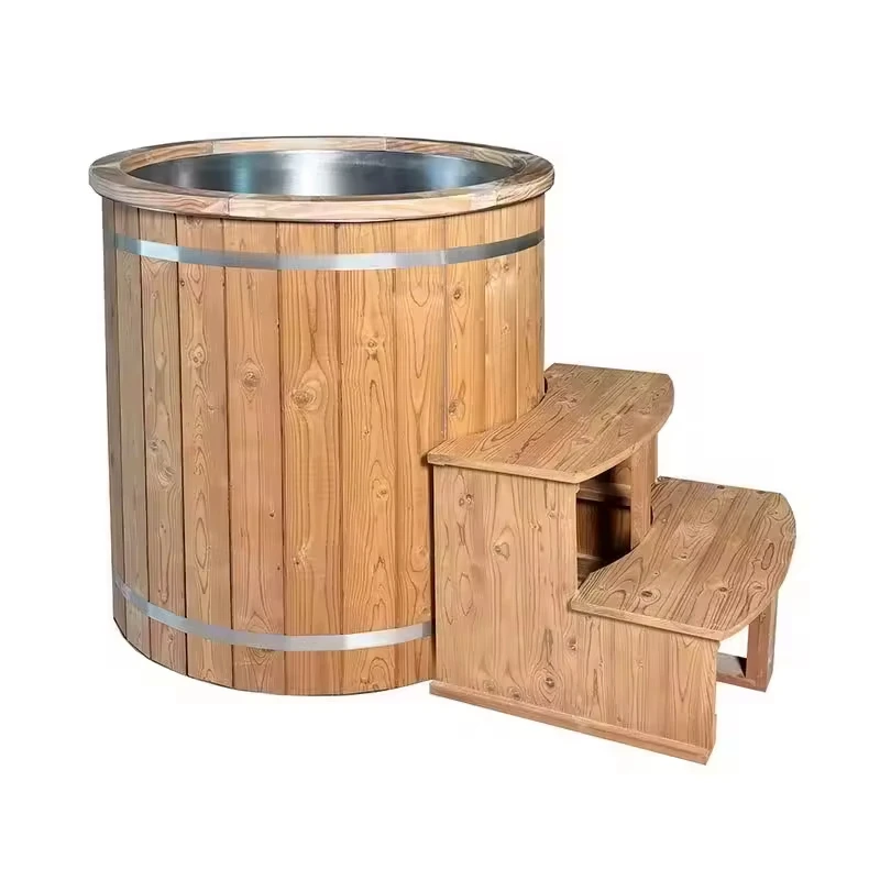 Piscina per immersioni fredde all'aperto da uomo in legno per sauna