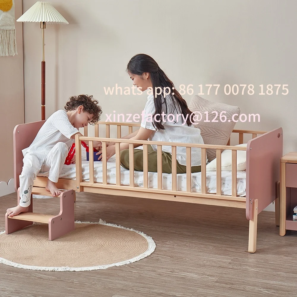 Aanpasbaar hoogwaardig modern fabrieksbed van natuurlijk massief hout, om te bouwen tot klein, duurzaam houten kinderbedje voor peuters.
