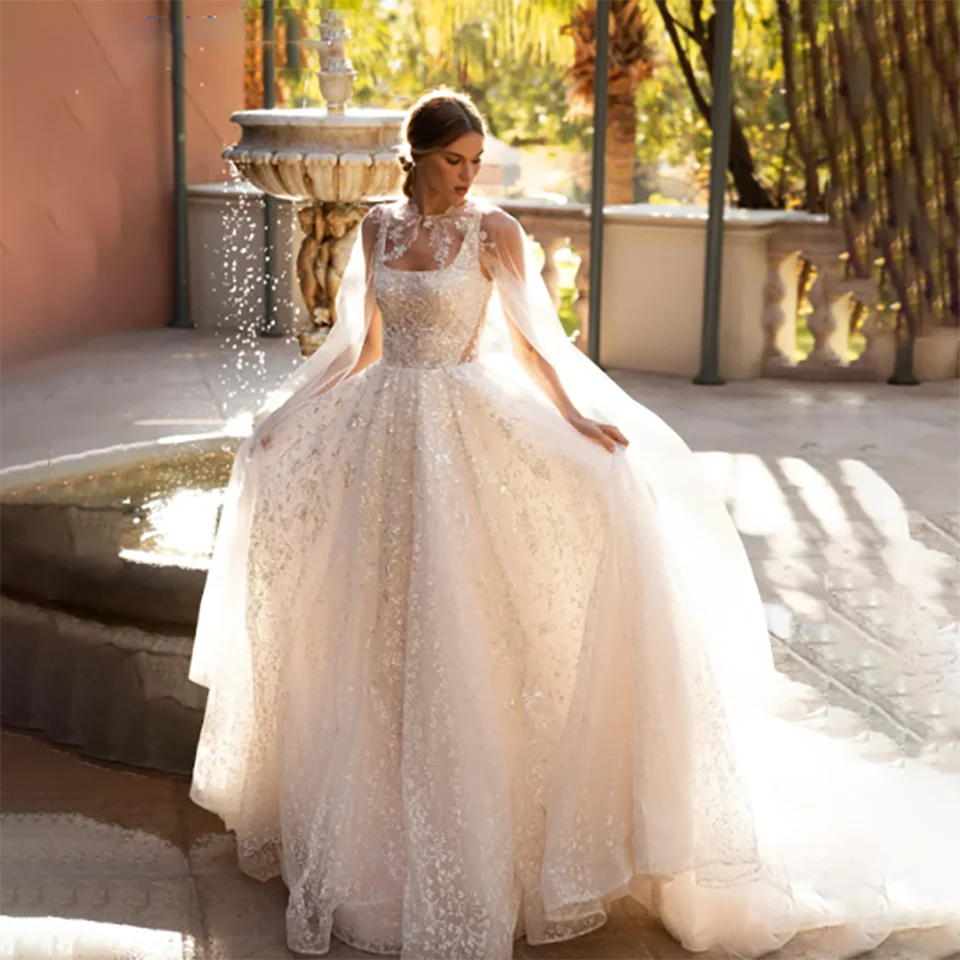 ชุดแต่งงานทรงเอไลน์แบบคอเรือประดับลูกปัดวิบวับสไตล์โรแมนติก ปี 2025 พร้อมระบายช่วงหลังเปิดหลัง กระโปรงยาวแบบคอร์ทเทรน ผ้าทูลล์ สำหรับเจ้าสาว