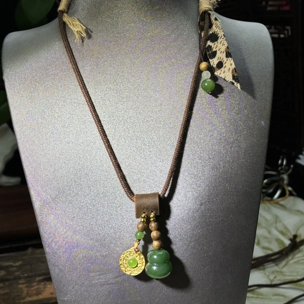 Popular welfare price! New design jasper gourd agarwood beads pendant necklace women's light luxury collarbone chain