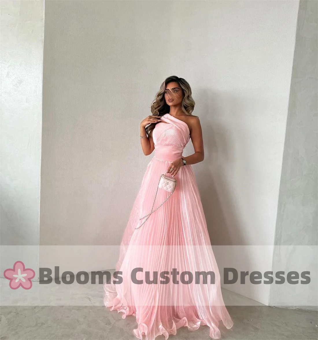 Abiti da sera monospalla dolci in organza rosa lucido personalizzato Abito da ballo formale saudita lungo fino al pavimento Abito da festa a trapezio pieghettato