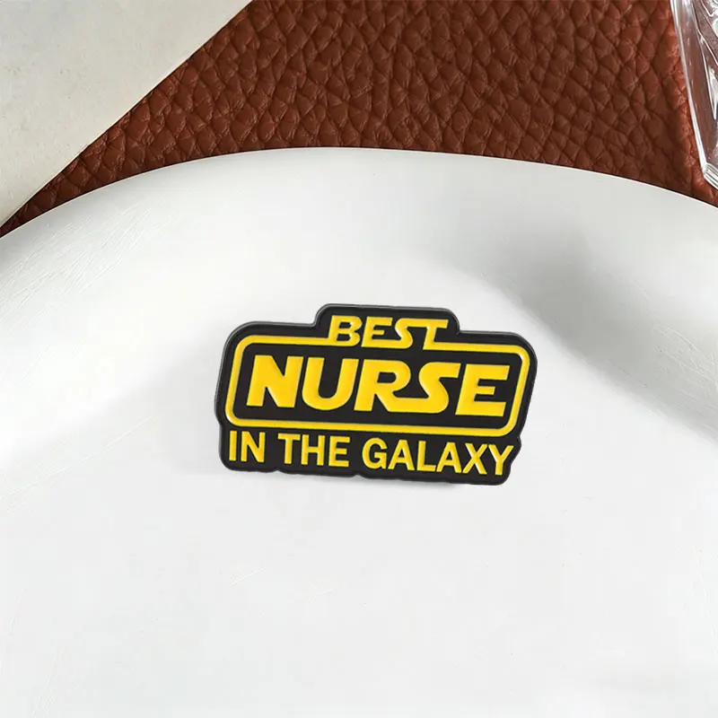 Emaille-Anstecknadel „Beste Krankenschwester der Galaxie“ im Retro-Sci-Fi-Film-Stil, Brosche für medizinisches Personal, Rucksack- und Reversabzeichen, Schmuckgeschenke – Detail 6