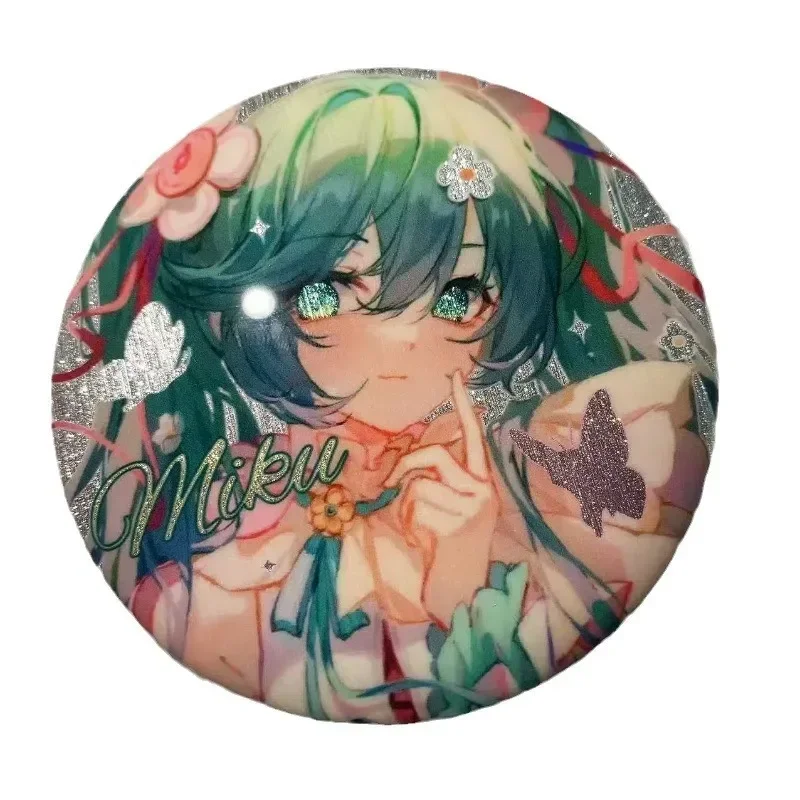 58MM Kawaii Hatsune Miku สะท้อนแสงบาร์ Miku อะนิเมะอุปกรณ์ต่อพ่วงการ์ตูนน่ารัก Badge นักเรียนกระเป๋าเป้สะพายหลังแขวนเข็มกลัดสาวของเล่นของขวัญ