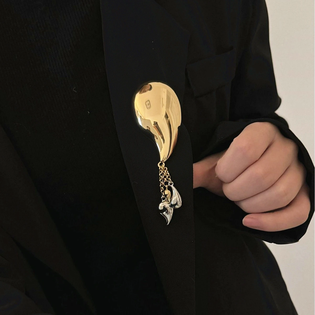 Metal Smooth Streamlined Small Water Drop Tassel Pendant Broochs for Women Girls Suit Pins Accessory Vintage Jewelry Gifts