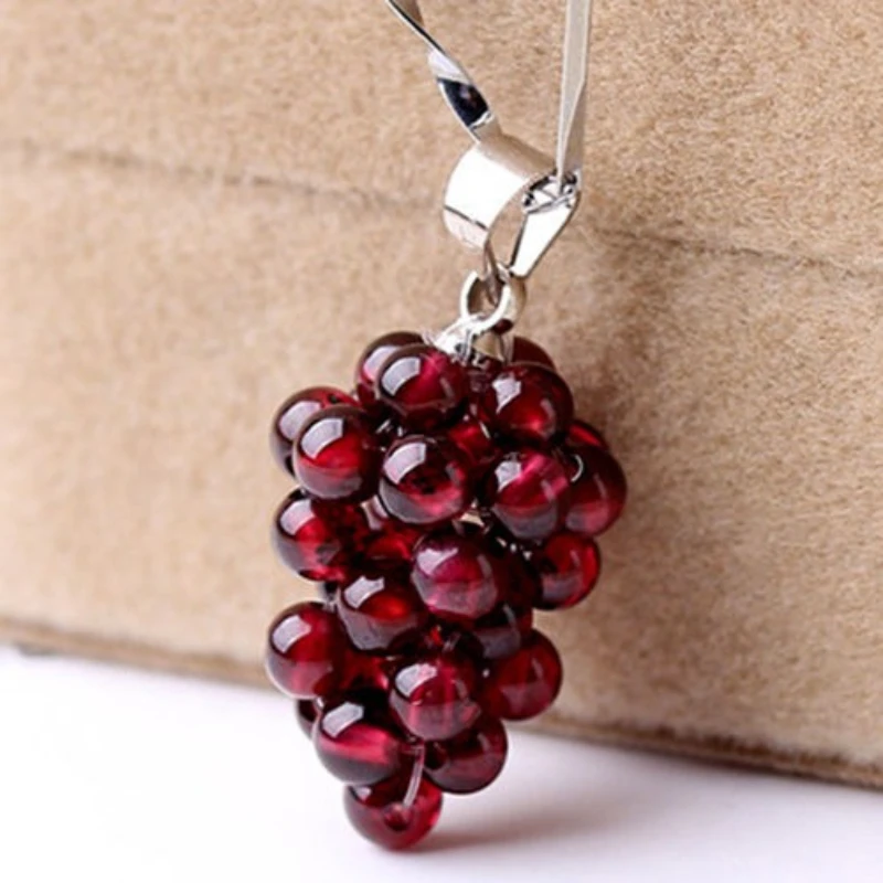 

Natural Garnet Small Grape Pendant Clavicle Chain Necklace Schoolgirl