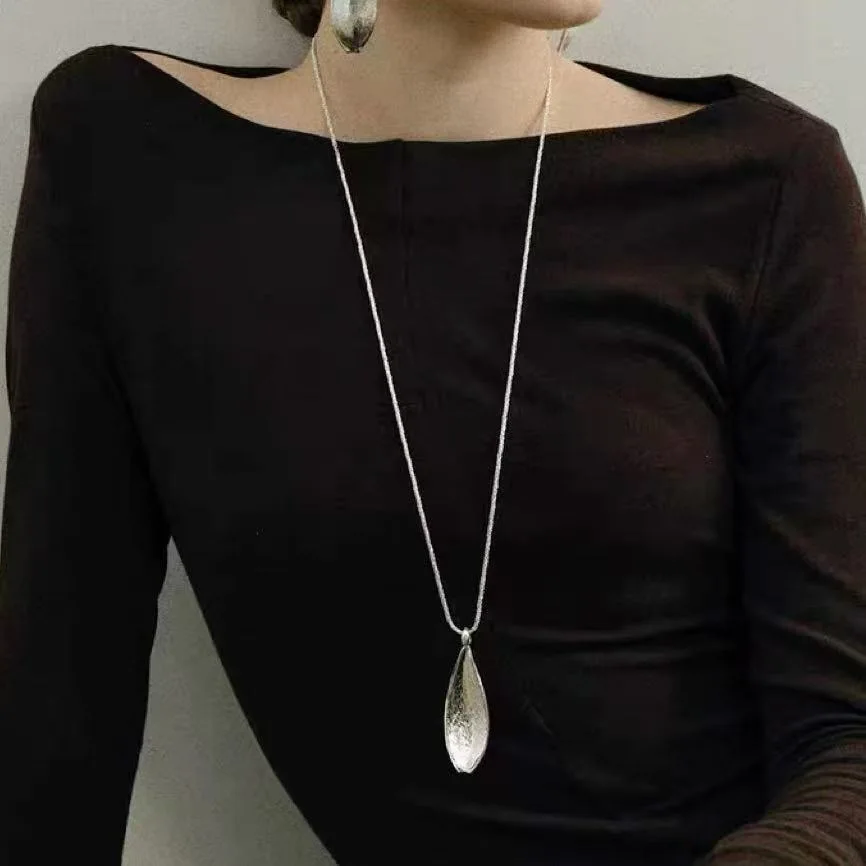 

2025 Fashion Classic European and American Minimalist Double sided Leaf Pendant Necklace High end Exquisite Design Fashion Party
