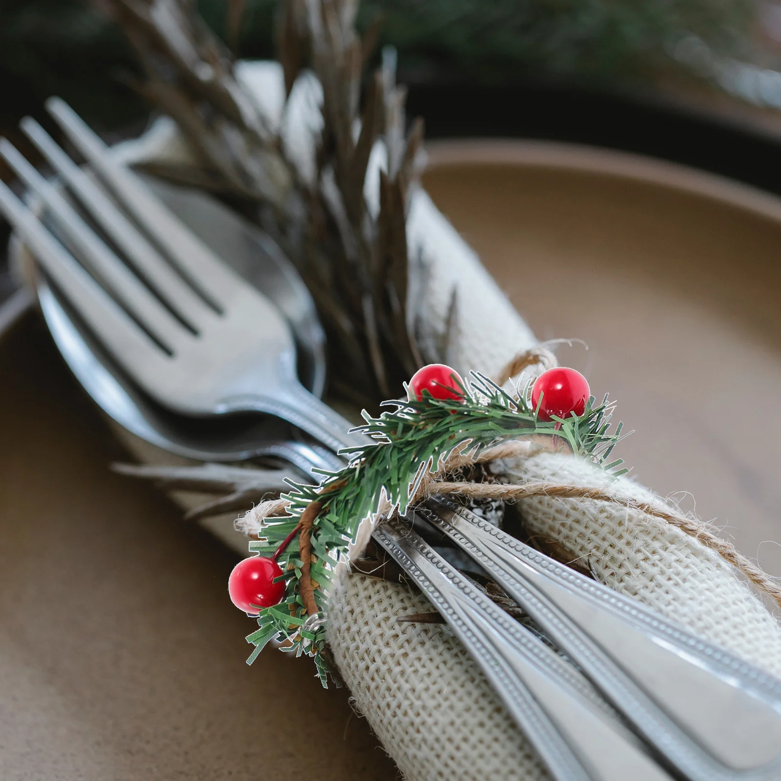 

2 pcs Berry Garland Napkin Rings Premium Christmas Table Decor Modern Napkin Buckle For Wedding Party Dining Accessories