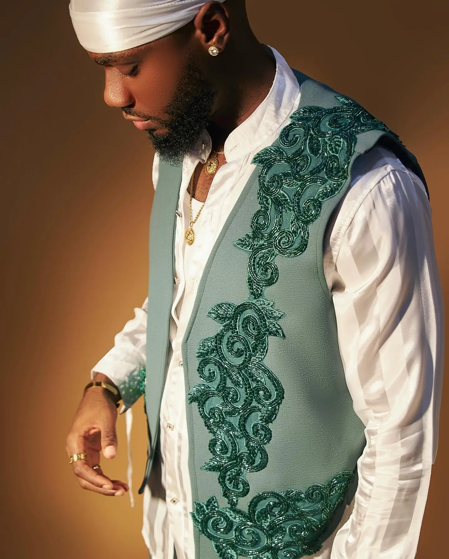 Latest Design Glitter Metal Embellished Beaded Men Vest Customized Fashion Groom Tuxedo 2 Piece Male Blazers Slim Costume Homme