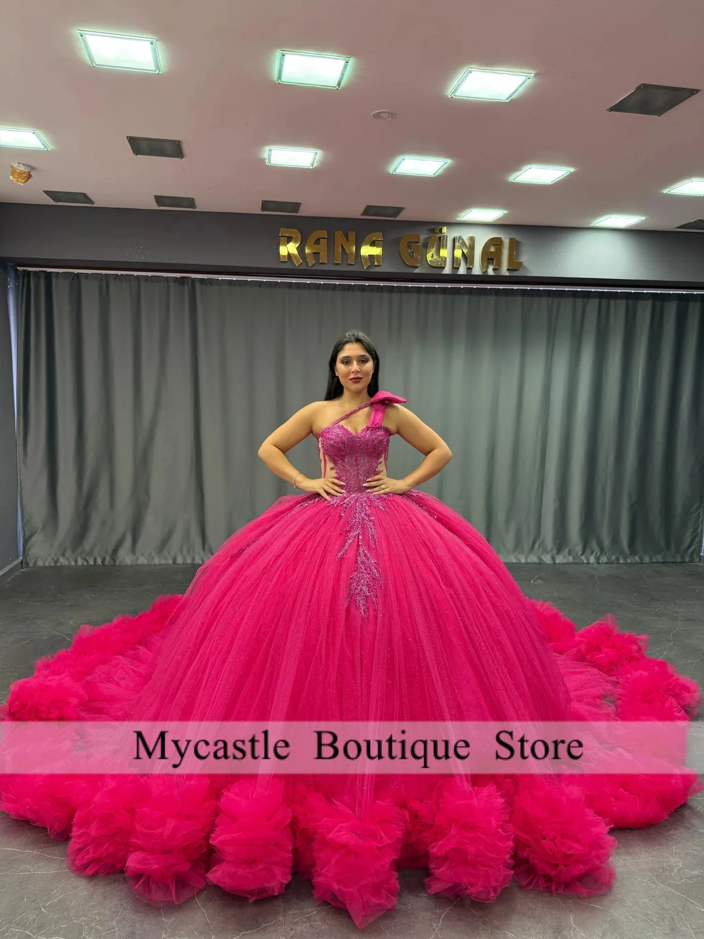 Robe de Quinceanera rose vif, avec des Appliques, robe de bal, avec nœud asymétrique épaule dénudée, Corset, robe de fête d'anniversaire, personnalisée, nouvelle collection 2025