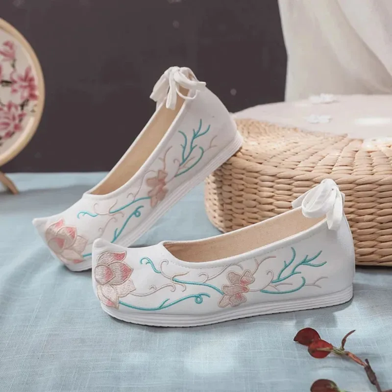

China Style Oriental Women Shoes Canvas Flat Shoes Embroidery Chinese Traditional Shoes for Women Hanfu Chinese Wedding Shoes