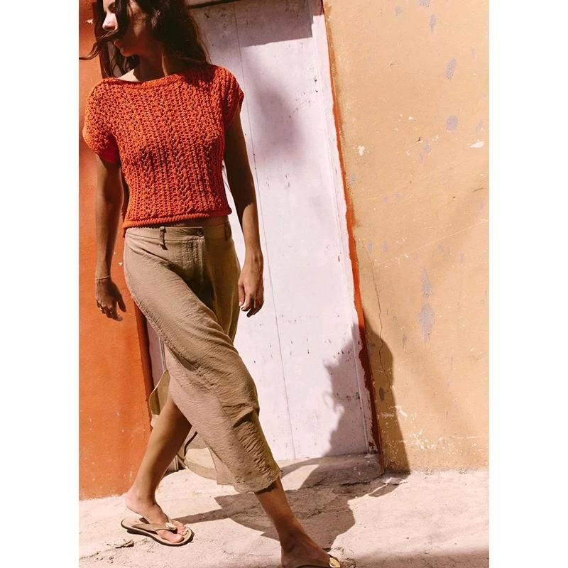 بلوزة نسائية جديدة للربيع والصيف محبوكة ومجوفة بأكمام واسعة وياقة مستديرة قصيرة بأسلوب الشاطئ والإجازات ضيقة من ألياف البوليستر