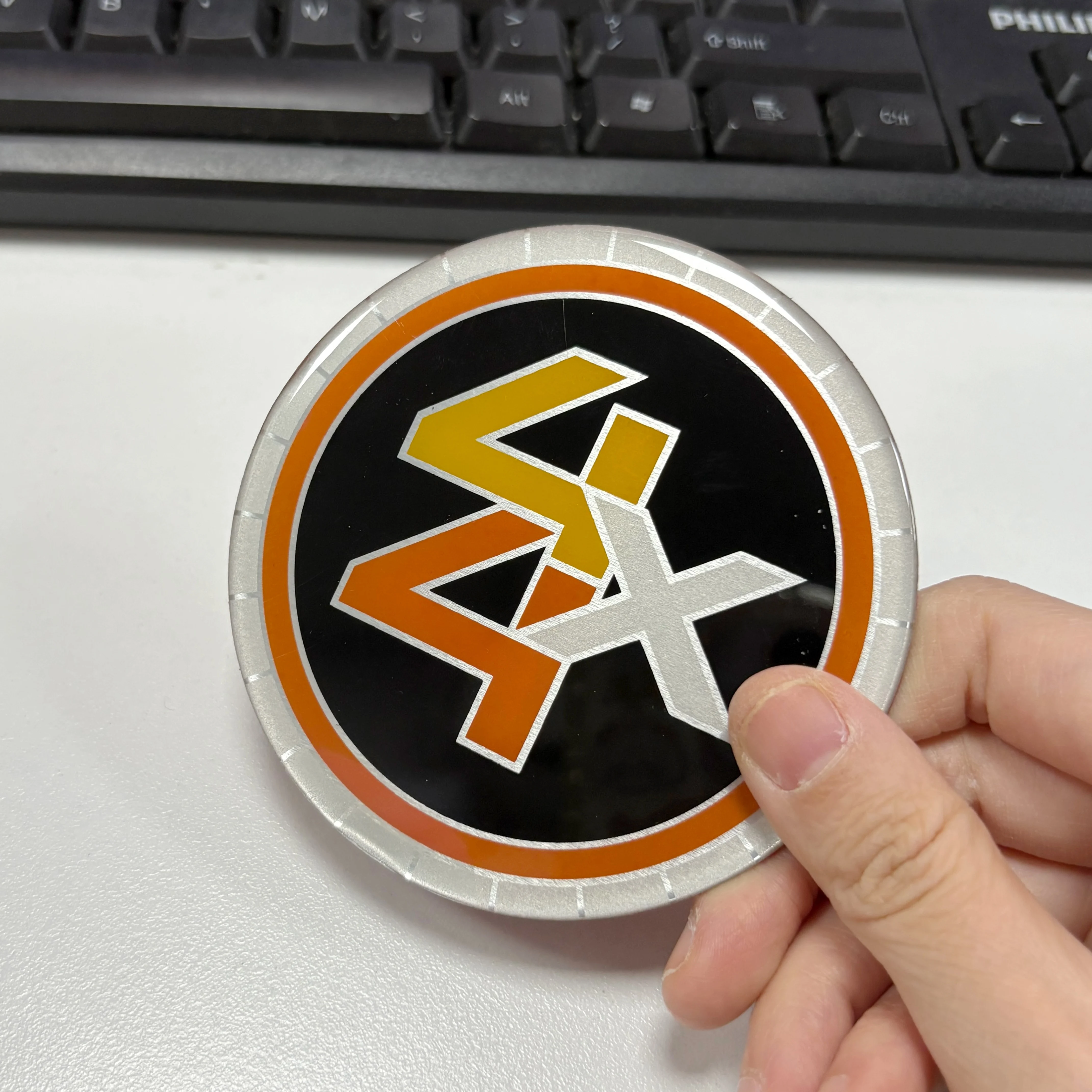 ラウンドバッジ ホイールセンターキャップ 4X4 エンブレム 6穴 シボレー 6穴 1500 シルバラード サバーバン ブレイザー (2個)