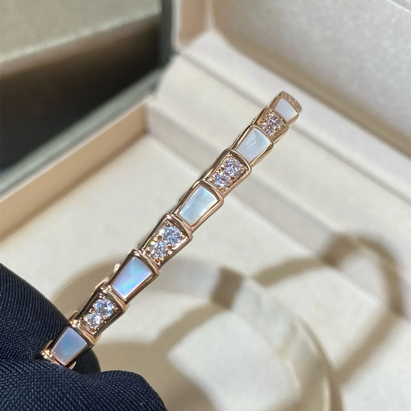 Light Luxury White Fritillary Bracelet Women's Diamond Niche Design 18k Rose Gold Gypsy High Sense Internet celebrity bracelet