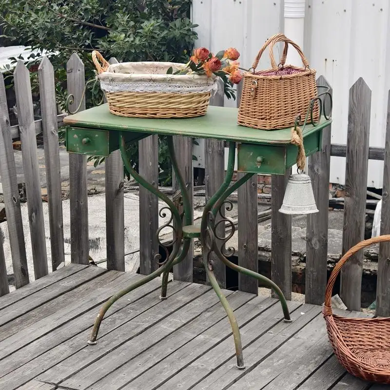 

Оригинальный комплект для отдыха на открытом воздухе: столы и стулья для сада и террасы в ретро-стиле.