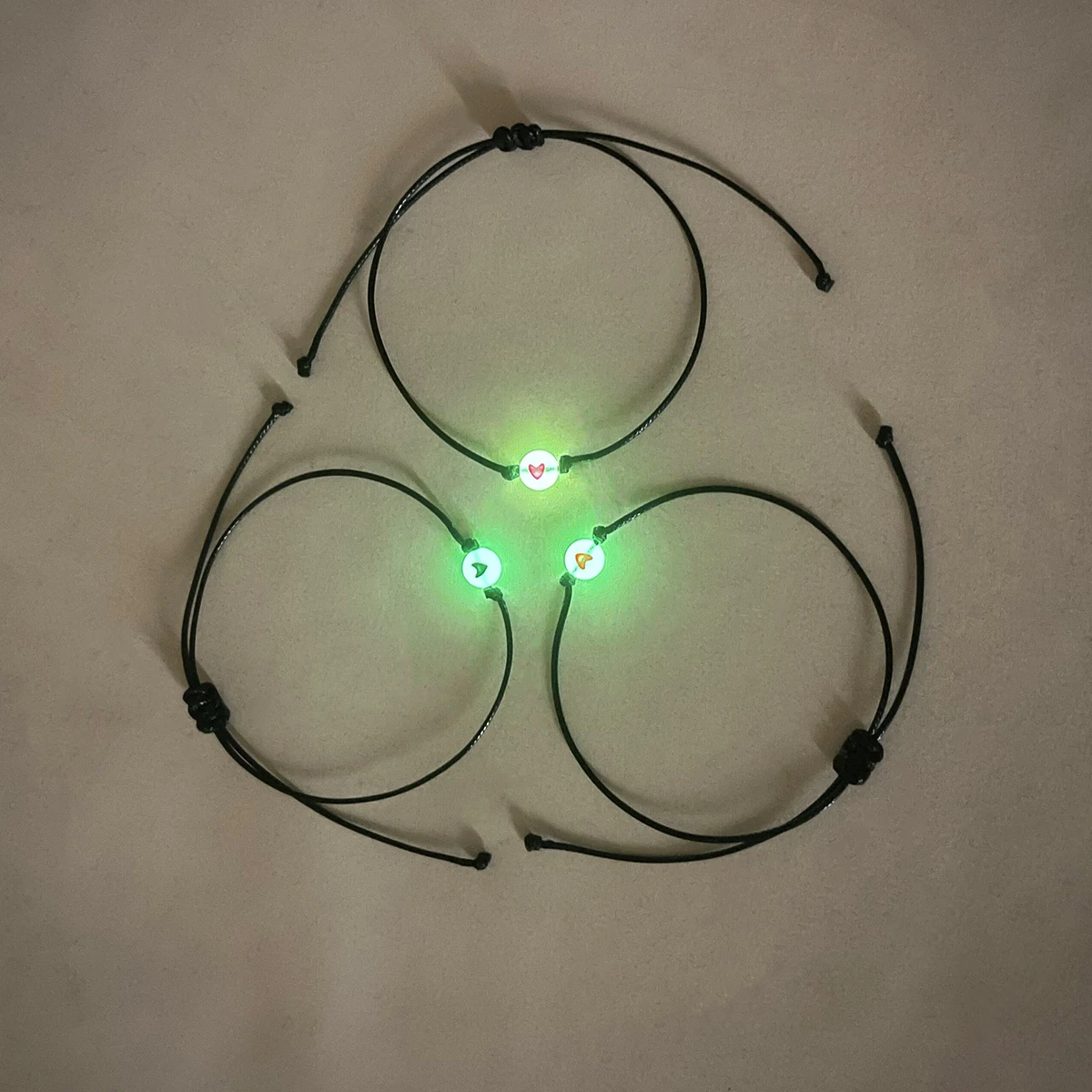 طقم مكون من 3 قطع بإضاءة ليلية وردية مع أساور منسوجة يدويًا من سلسلة الشمع - موضوع Love Good Sister