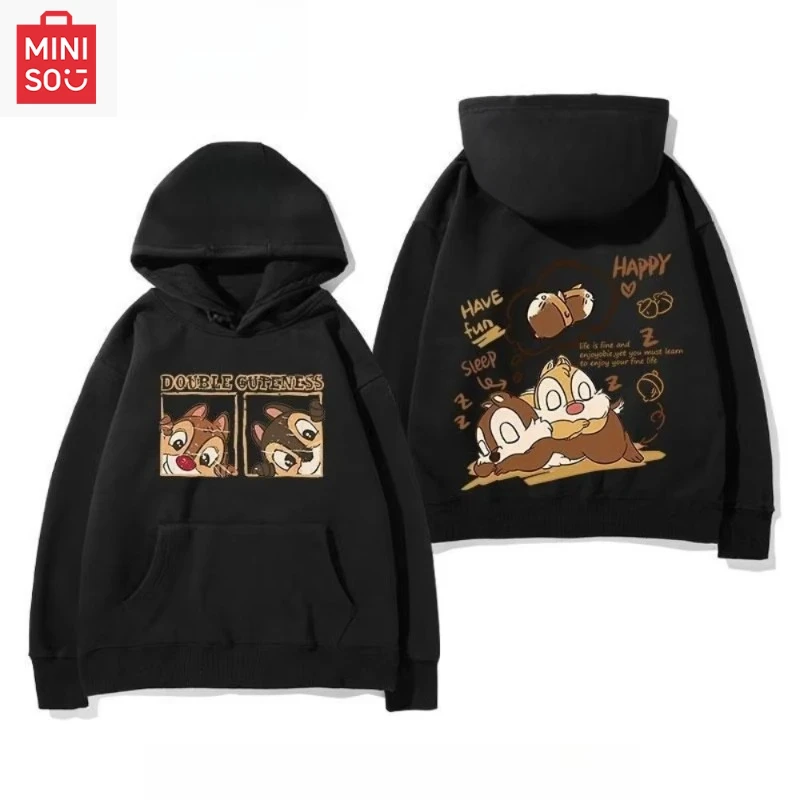 

Disney and Titi Teamed Up in A Hooded Sweatshirt Featuring Squirrels and A Versatile Outfit for Couples in Autumn and Winter
