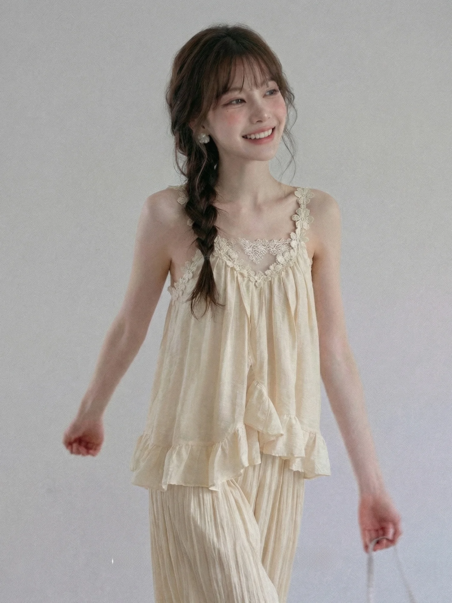 

Нежный праздничный топ с кружевной отделкой и бретелями для женщин: свободный, стройнящий, с вставками, дышащий, средней длины, повседневный.