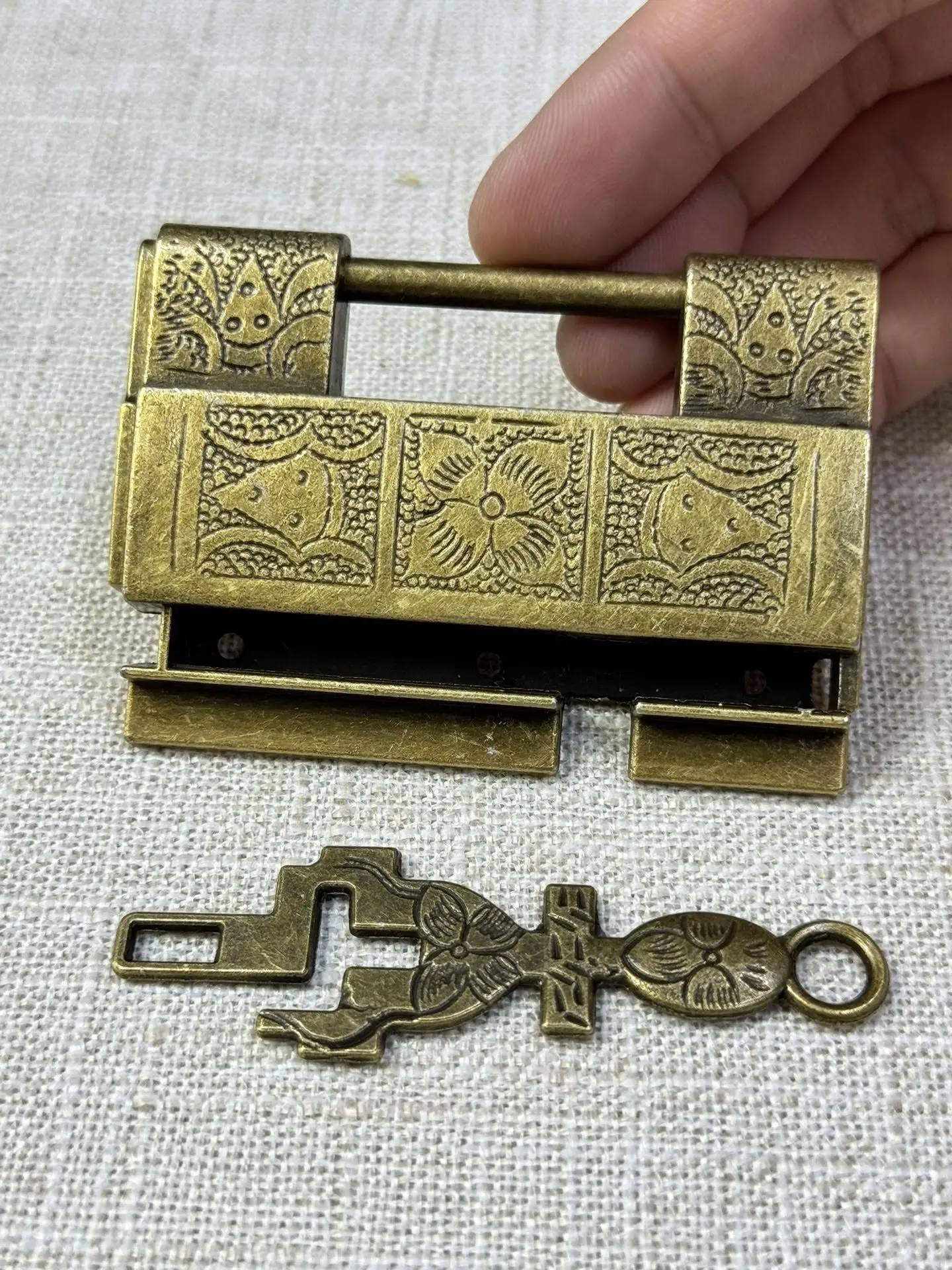Old-fashioned and retro mechanical copper lock, koi fish door lock, household single-hole Chinese-style box and cabinet lock