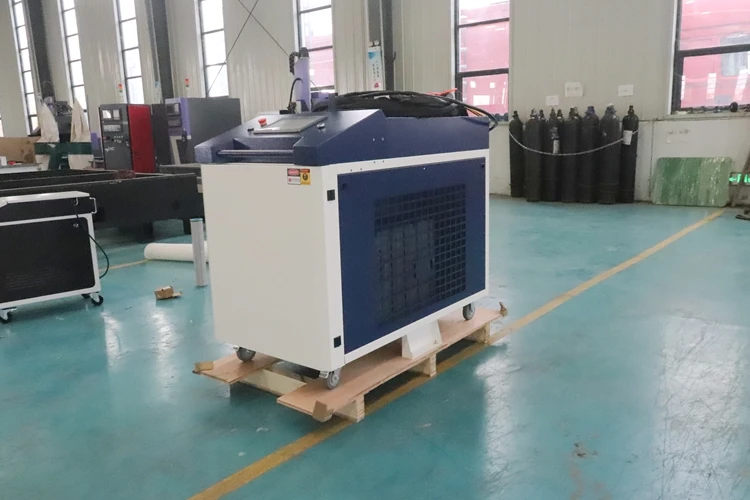 Zdjęcie 6: Maszyna do czyszczenia laserowego o mocy 6000W do usuwania rdzy, farby i oleju, laserowa maszyna do usuwania farby z metalu, laserowa maszyna do czyszczenia.
