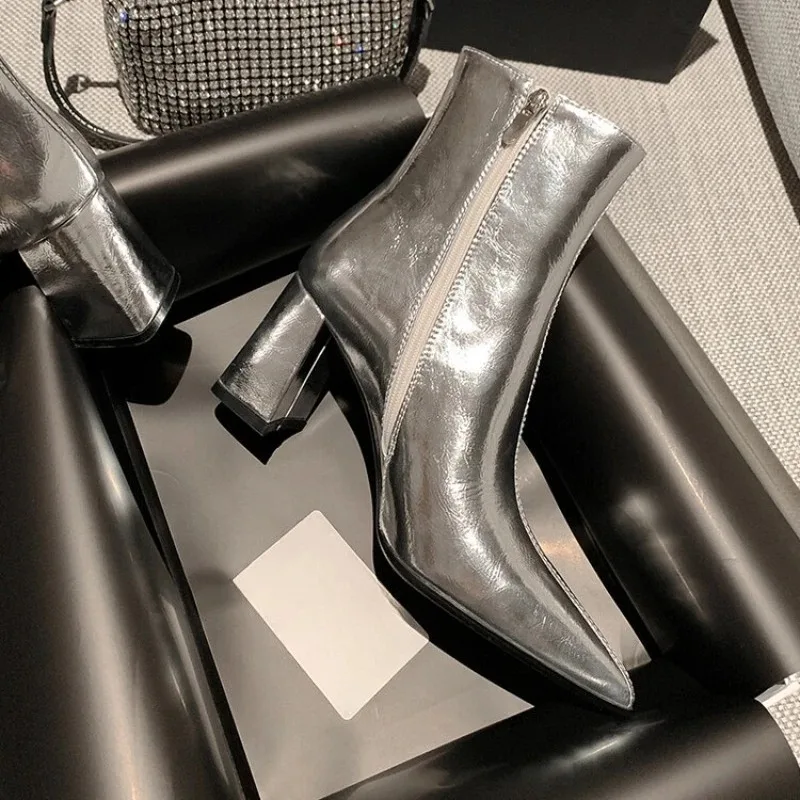 أحذية عارية جديدة لعام 2025 للنساء موضة خريف جديدة بمقدمة مدببة وحافة لامعة وسحاب مريح بكعب عالٍ