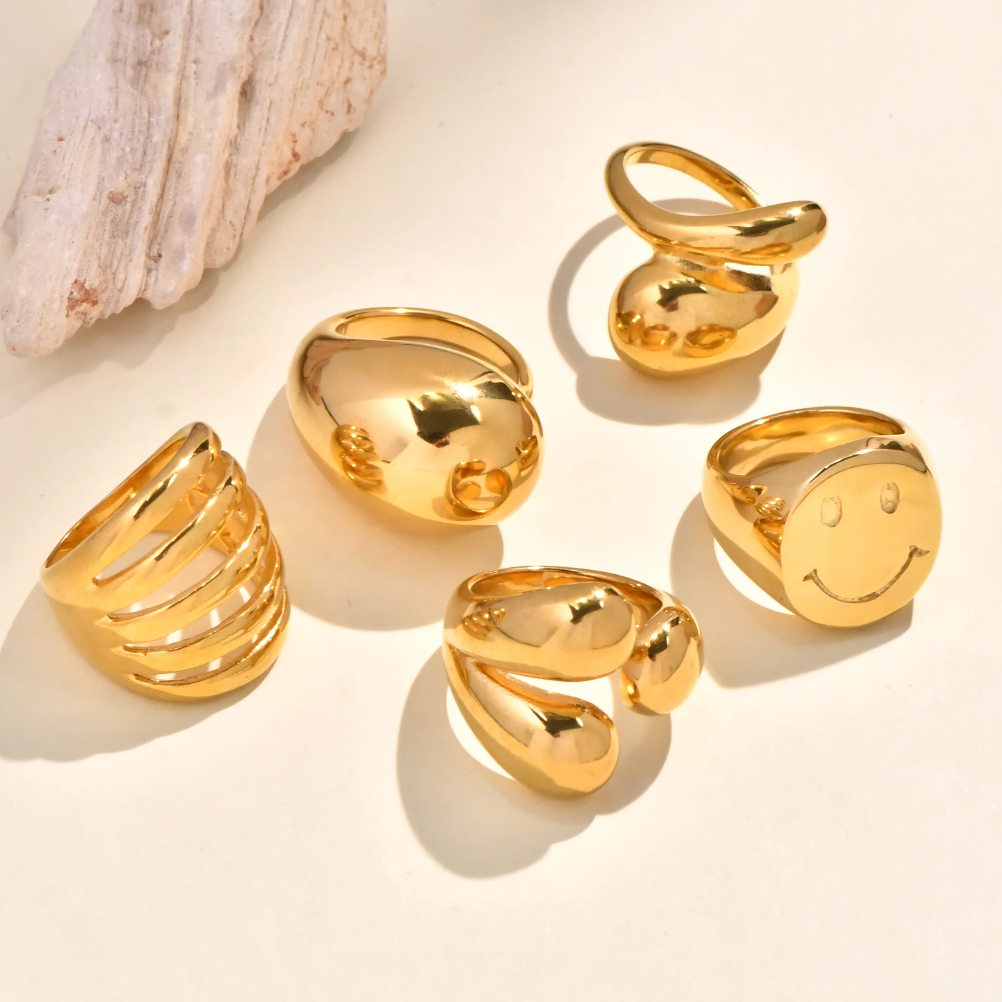 Vintage Smiley Face Raya geométrica multicapa Moda geométrica hueca Garra redonda Diseño de nicho simple Apertura cruzada Anillo chapado en oro de 18 quilates de acero de titanio