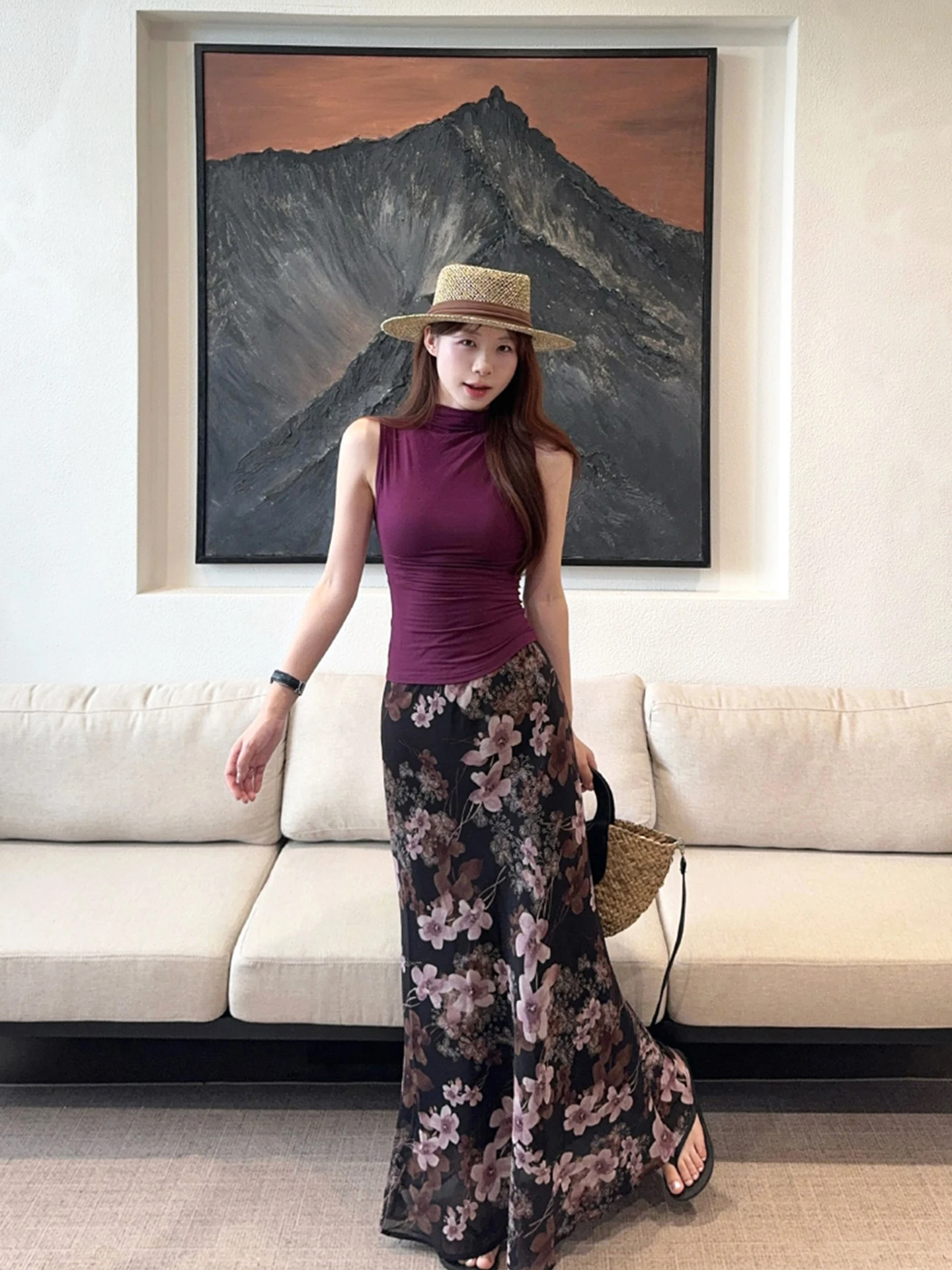 

Элегантный комплект из двух предметов: топ без рукавов с высоким воротником и фиолетовая юбка-русалка с цветочным принтом для женщин, весна