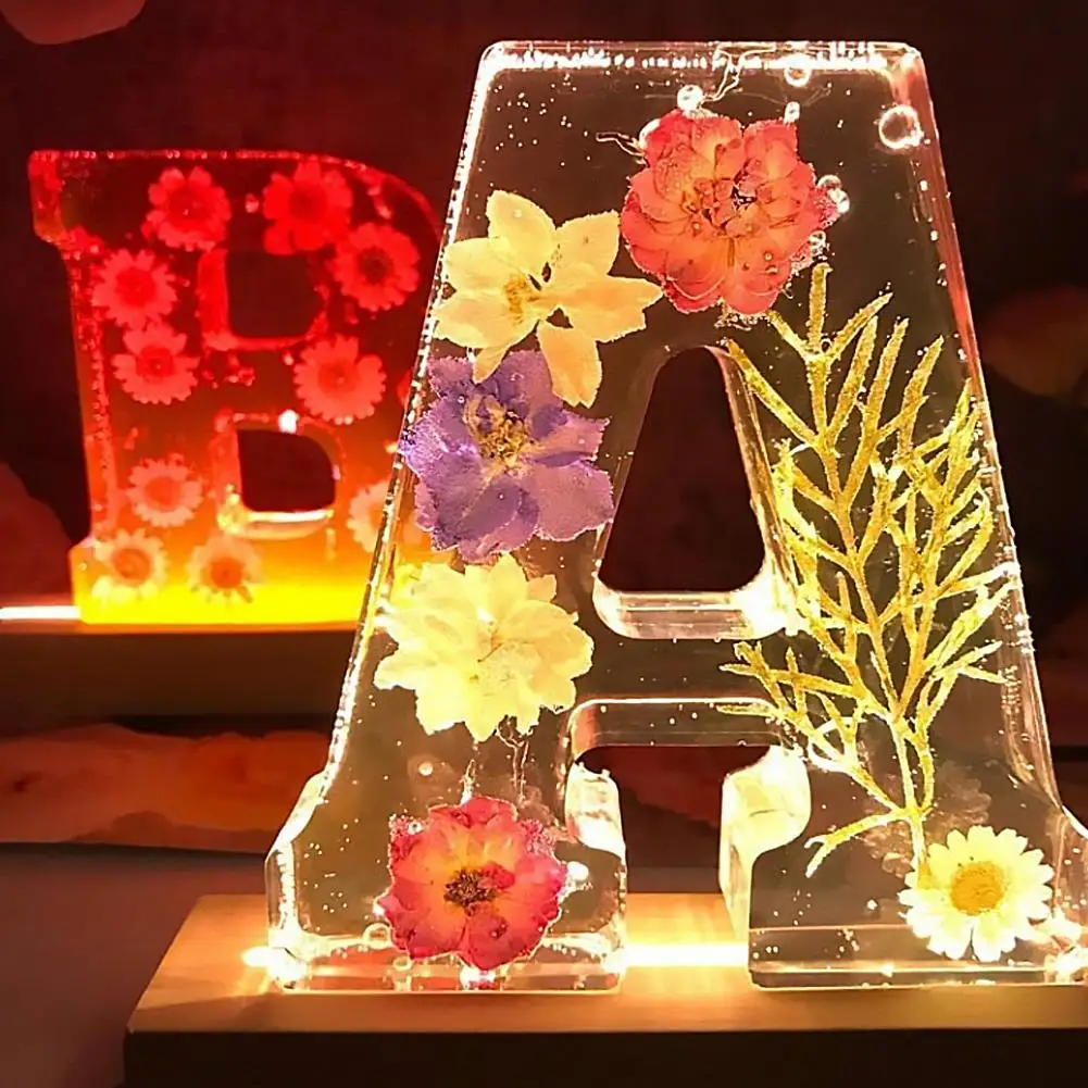 Blumen-Harz-LED-Buchstabenlichter, 26 Alphabet-Buchstaben, dekorative Nachtlichter, florale Buchstaben-Tischlampe für Hochzeiten, Heimdekoration, romantisches Geschenk