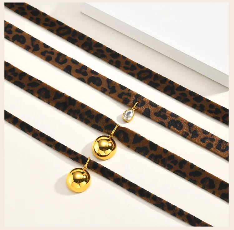 Leopardenmuster-Choker-Halskette, Samtkragen mit goldfarbenem Edelstahl-Anhänger, Y2K-Accessoires für den Trend-Einzelhandel – Detail 6