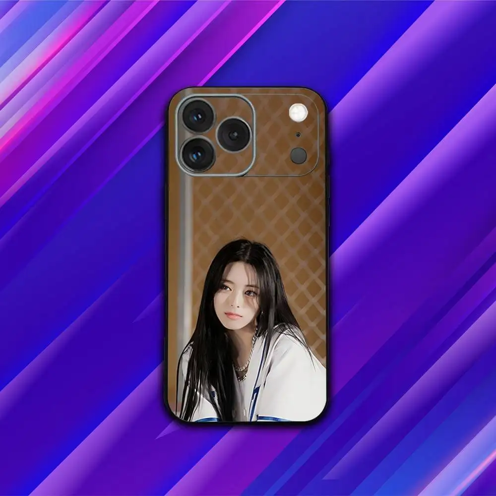 Casing HP Y-Yuna Girls Singer Untuk iPhone 17,16,15,14,13,12,11,Pro,Max,Plus,X,XS,SE4,E,Mini, Casing Hitam Lembut