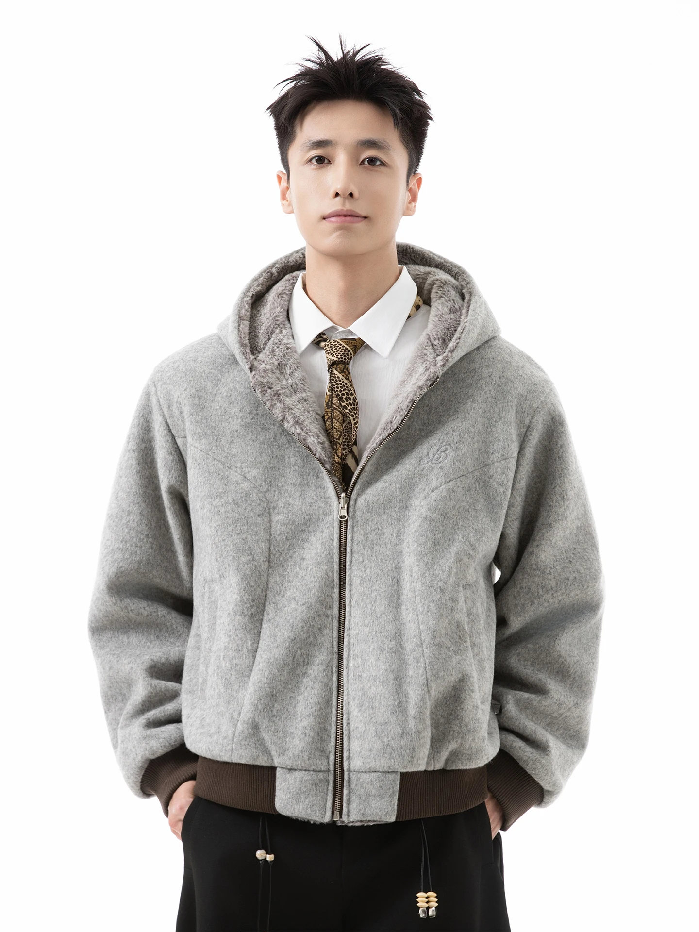 ملابس رجالية على الطراز الأمريكي بتصميم كلاسيكي على الوجهين سترات بقلنسوة من الفرو الصناعي للرجال لشتاء 2025 سترات جديدة مبطنة بالصوف دافئة بلون واحد #2