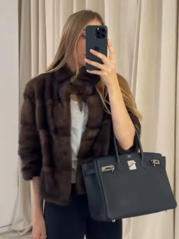 

Уличные женские короткие пальто из искусственного меха, коричневые утепленные куртки с воротником-стойкой и длинными рукавами, потайная пряжка, зимняя женская теплая верхняя одежда 2025 г.