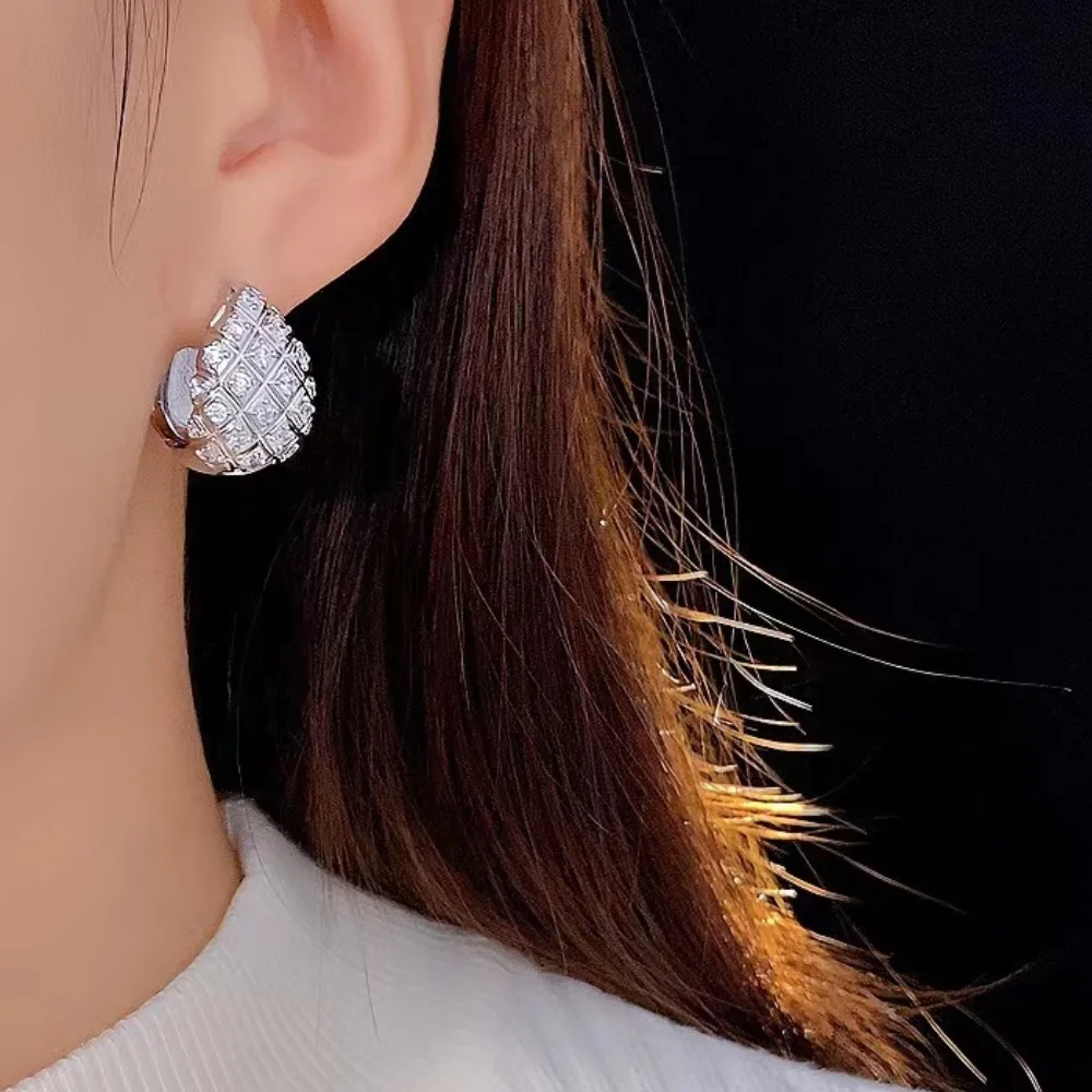 Lingge patterned earrings, sparkling water droplet design, Japanese and Korean fashionable golden earrings, Christmas gift.