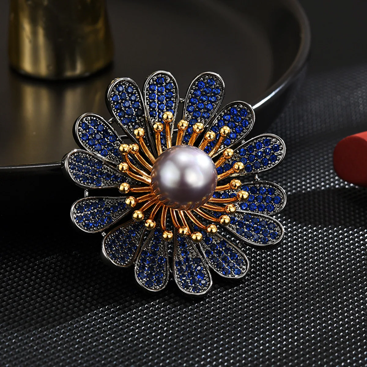 

Retro Elegant Temperament Daisy Brooch Delicate Luxury High-end Blue Cubic Zirconia Female Corsage Clothing Accessories Pins