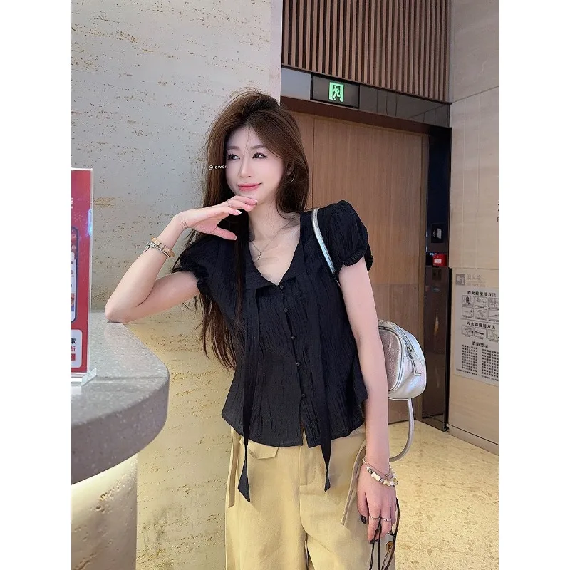 Schwarze Kurzarmbluse für Damen, gerüschter Kragen, Schnürung vorne, Knopfleiste, schmale Passform, lässiges Sommeroberteil